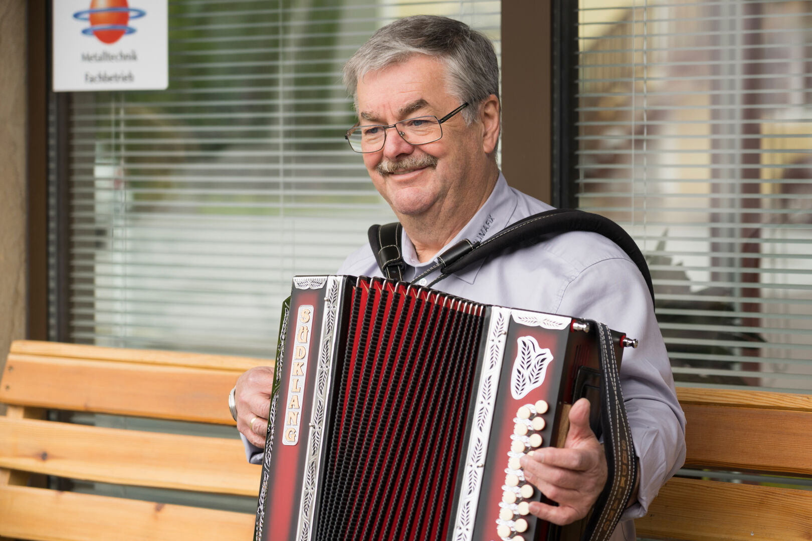 Mann spielt auf steirischer Harmonika