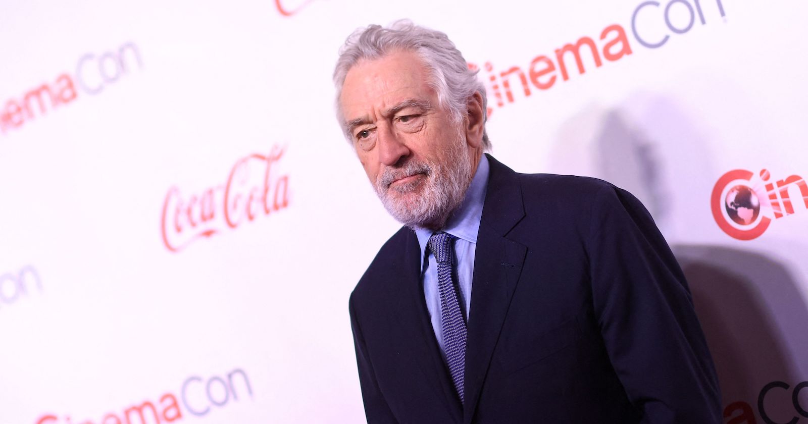 Robert De Niro in Anzug bei einem Event.