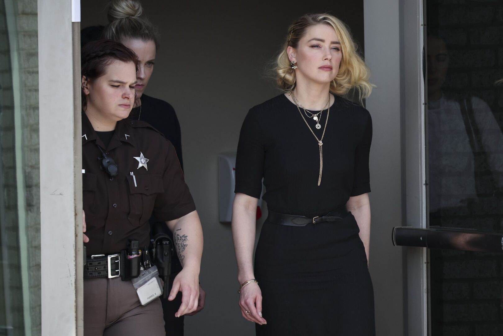 Amber Heard verlässt das Gericht in Virginia/USA.