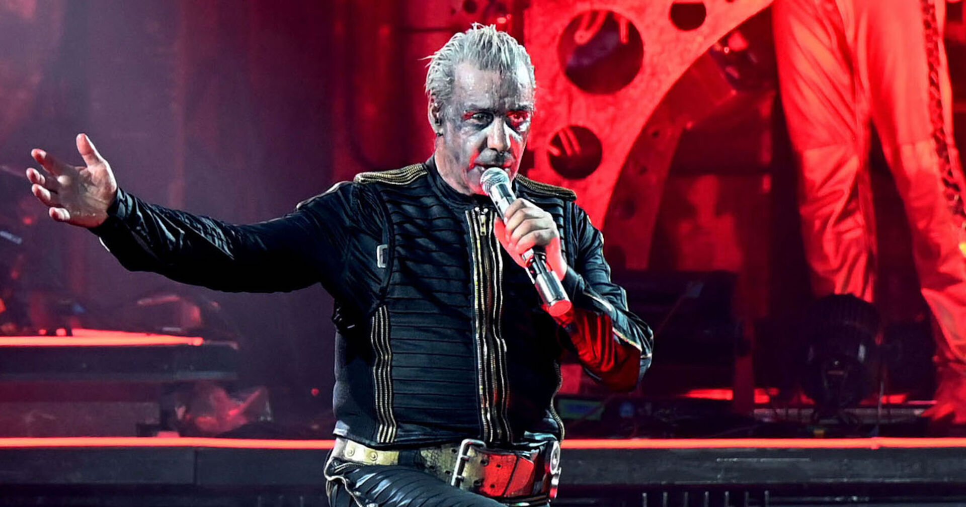 Frontmann Till Lindemann singend und aufwendig geschminkt bei einem Konzert.