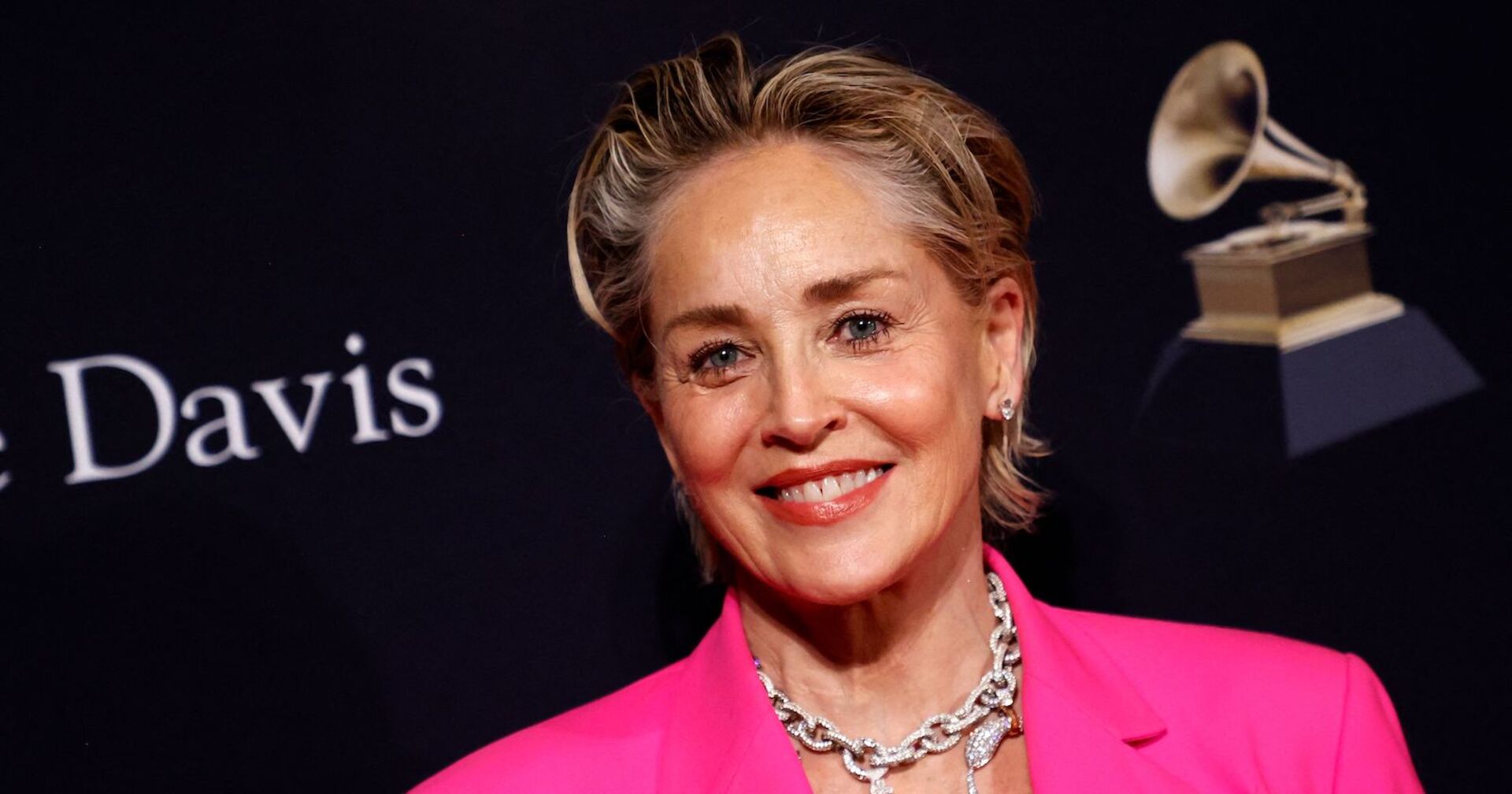 Sharon Stone mit pinkem Balzer auf einer Veranstaltung.