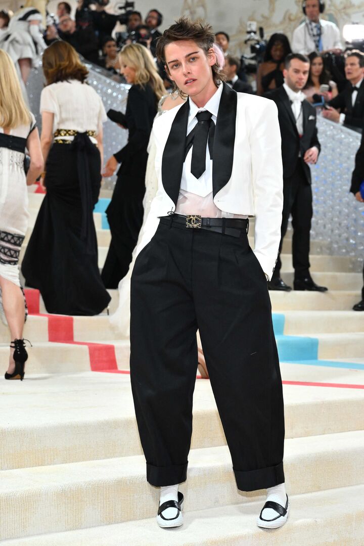 Kristen Stewart in einem schwarz-weißen Anzug