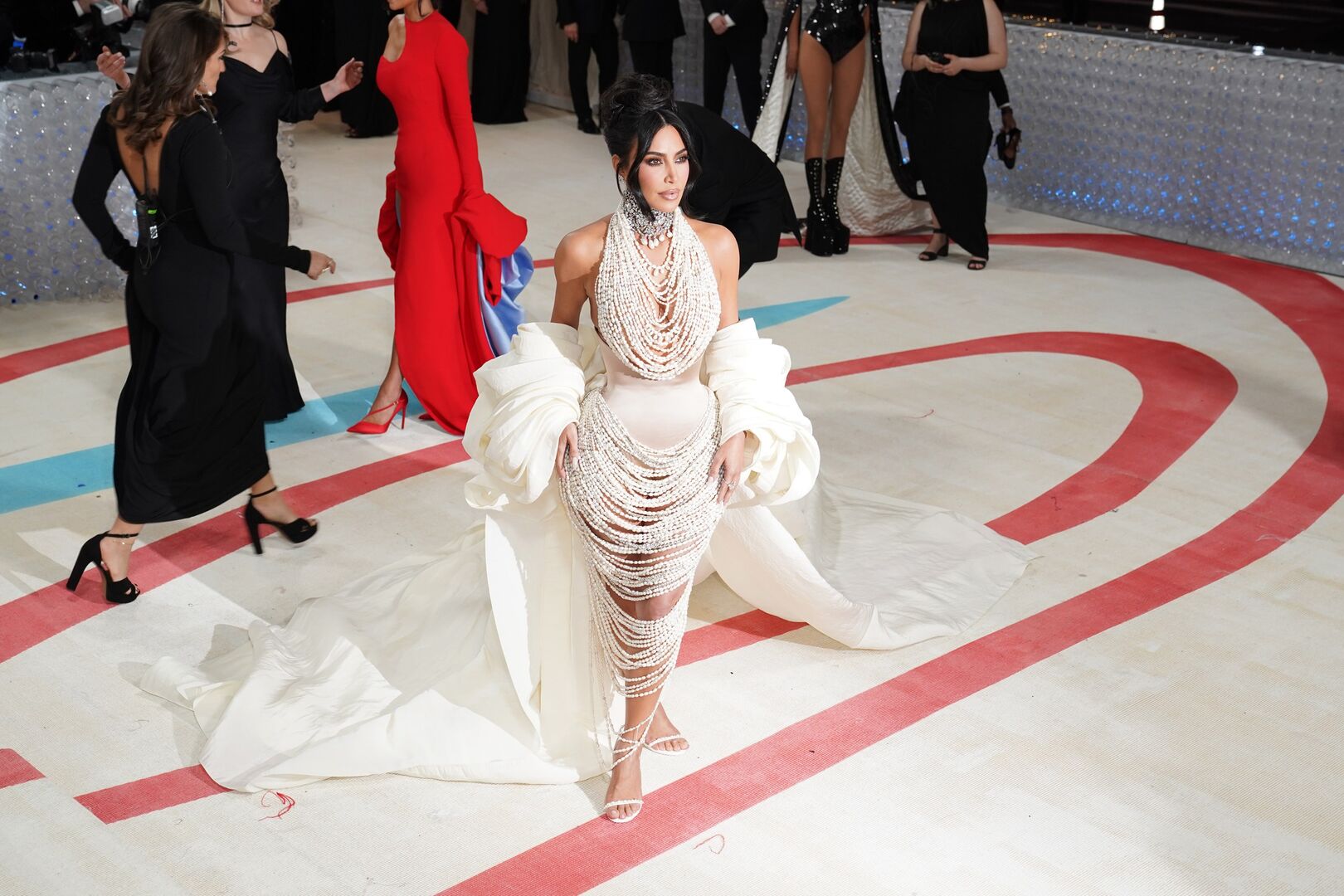 Kim Kardashian im perlenbesetzten Kleid