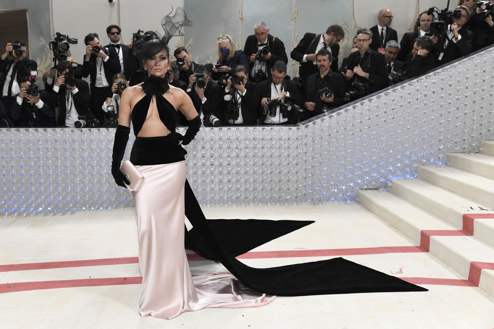 Jennifer Lopez in einem schwarz-rosa Look