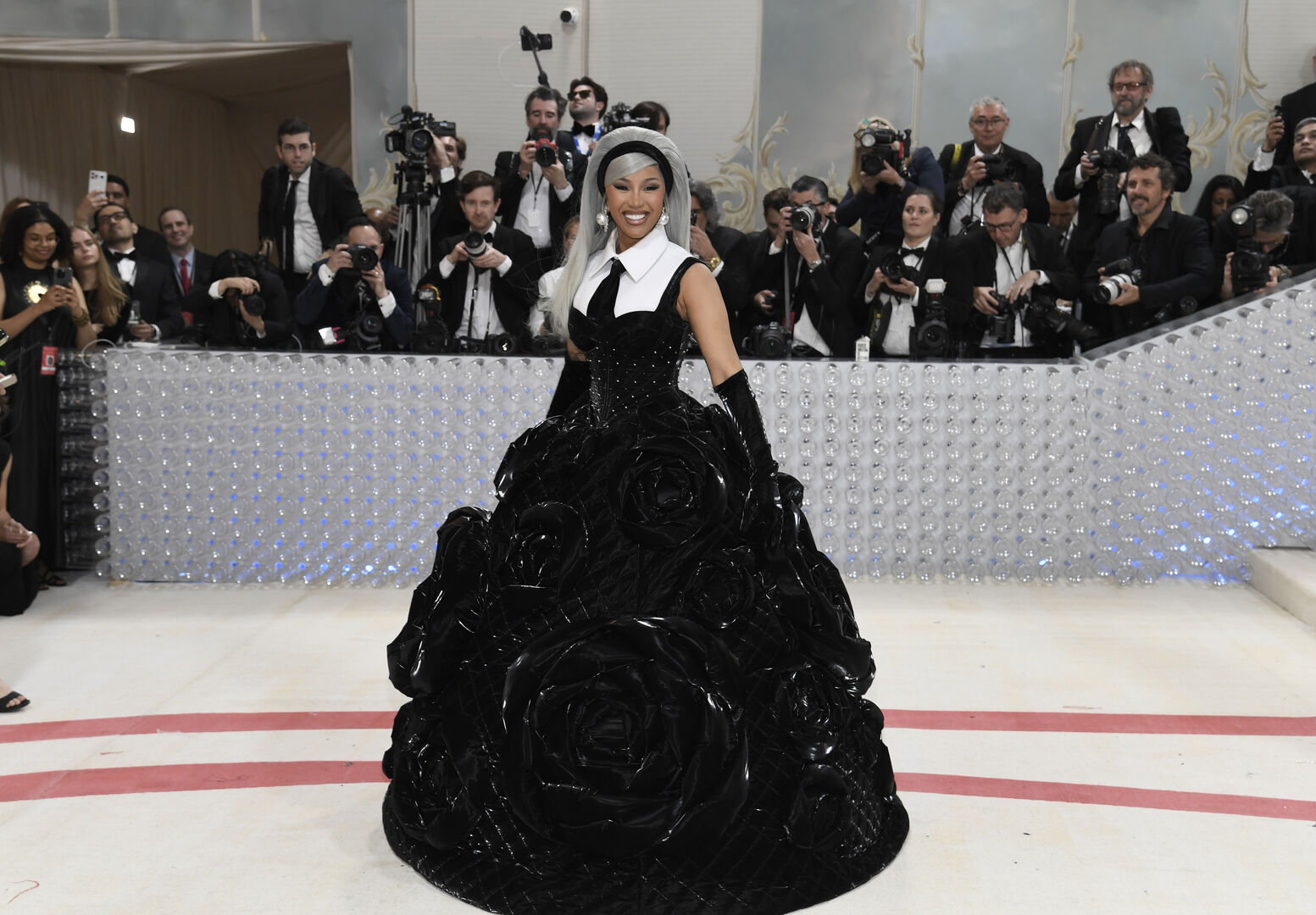 Cardi B in einem schwarz-weißen Look