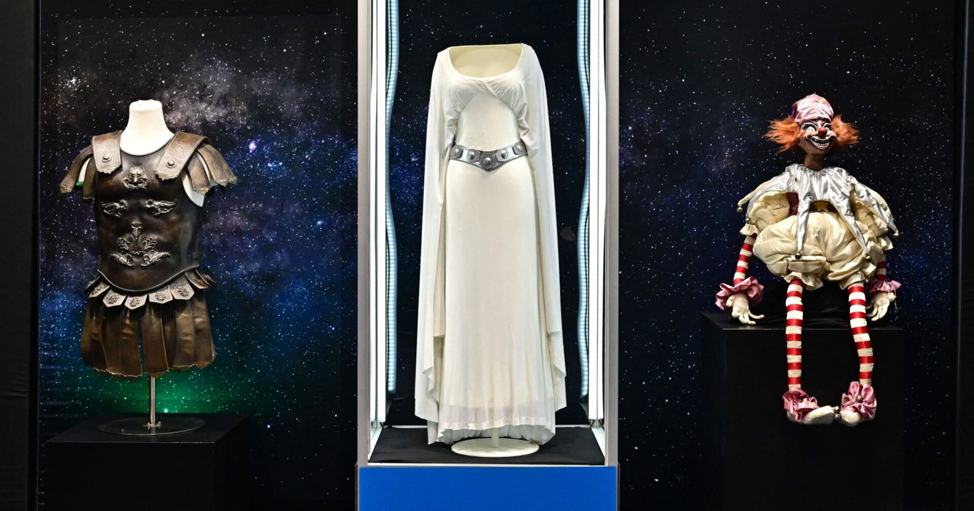 Drei Film-Requisiten, darunter das weiße Star Wars-Kleid