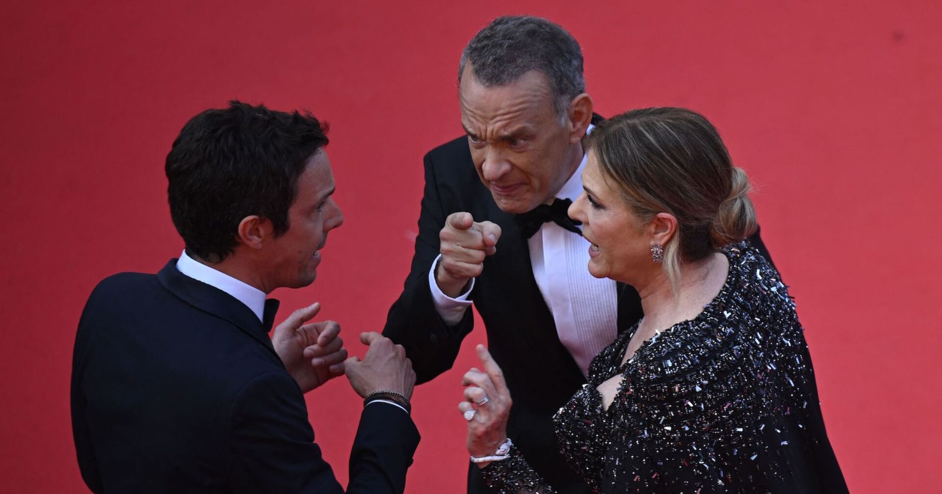 Tom Hanks und seine Frau sind wütend auf dem roten Teppich.