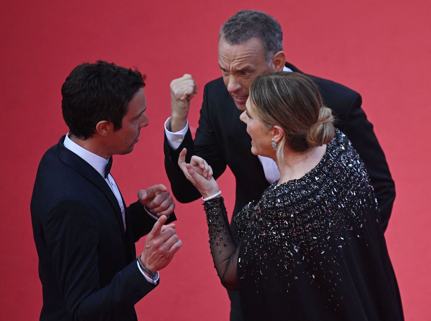 Tom Hanks droht einem Mann mit der Faust.