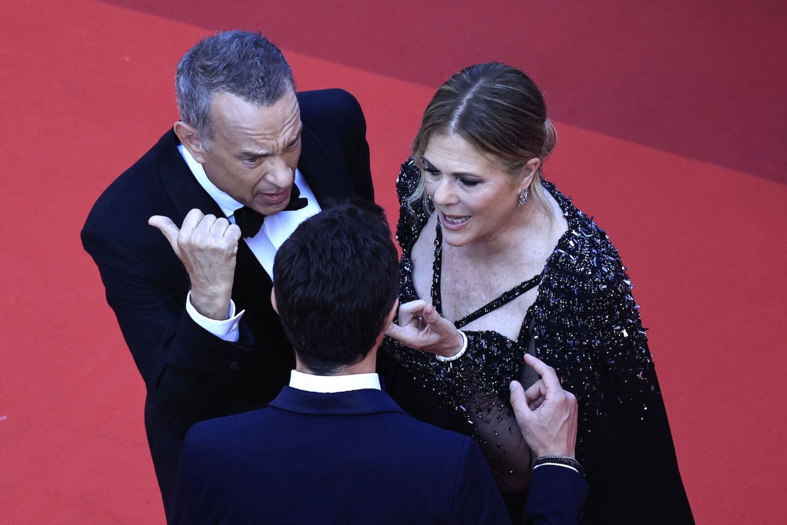 Auch Rita Wilson wirkt auf dem roten Teppich zornig.