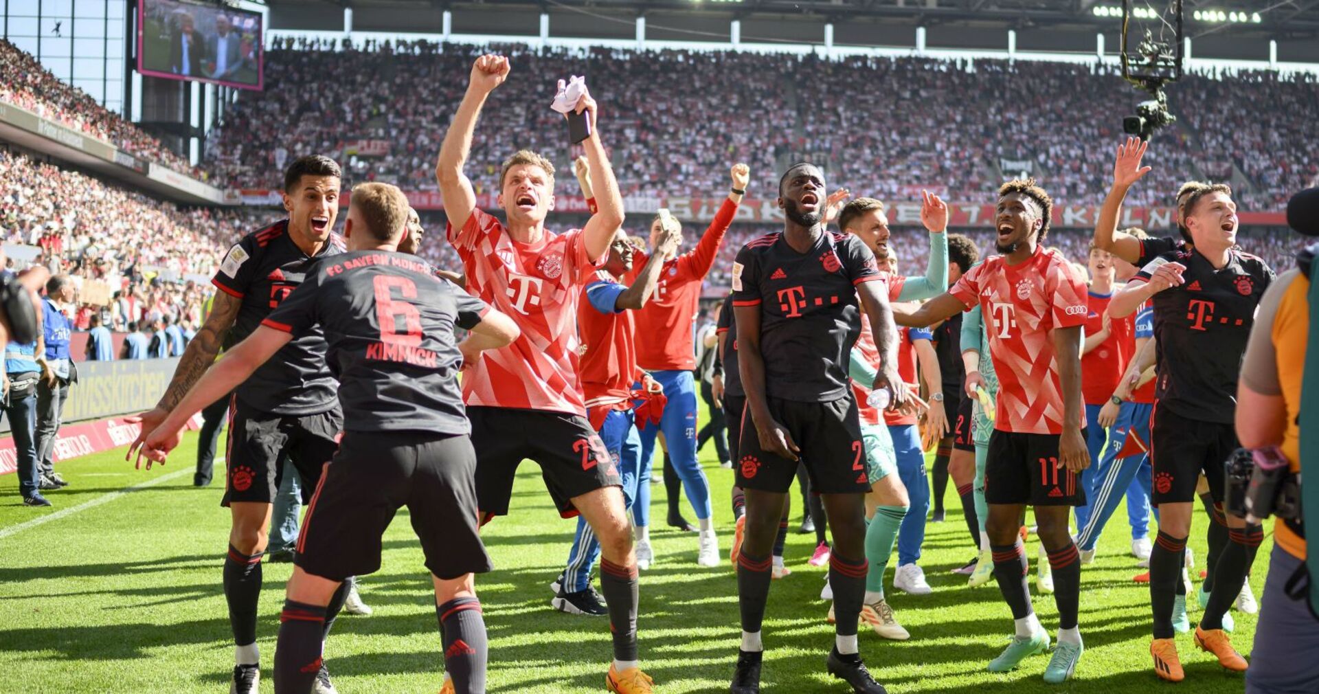 Die Bayern feieren ihren Sieg auf dem Spielfeld.