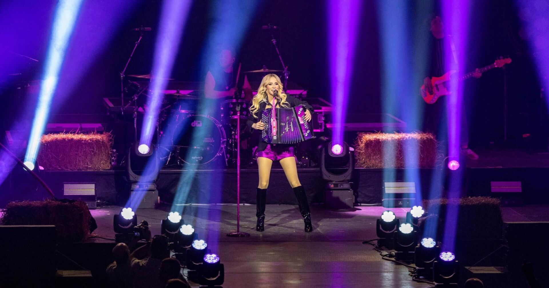 Melissa Naschenweng steht auf der Bühne.