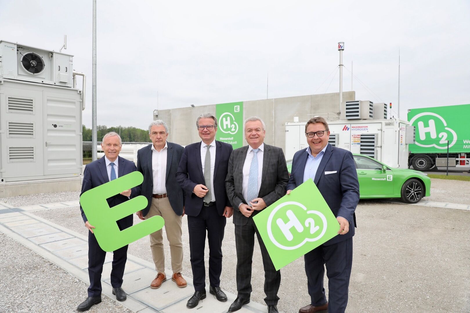 Vertreter der Politik und Wirtschaft bei der Eröffnung der Produktionsanlage für Wasserstoff