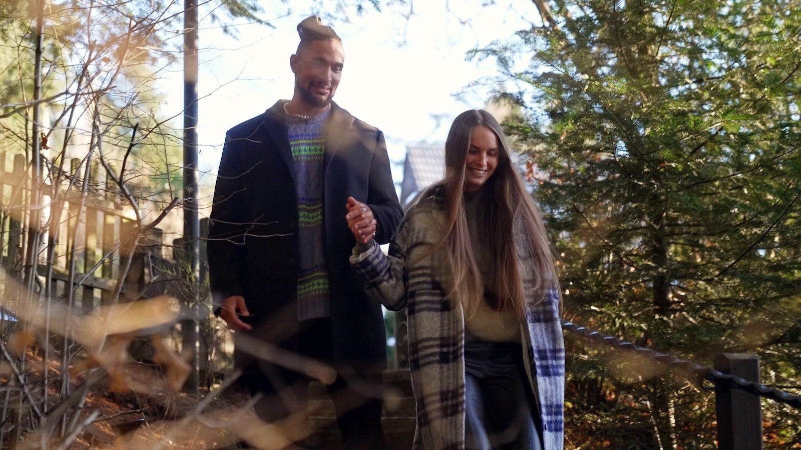 Lisa und David bei einem Spaziergang im Wald.