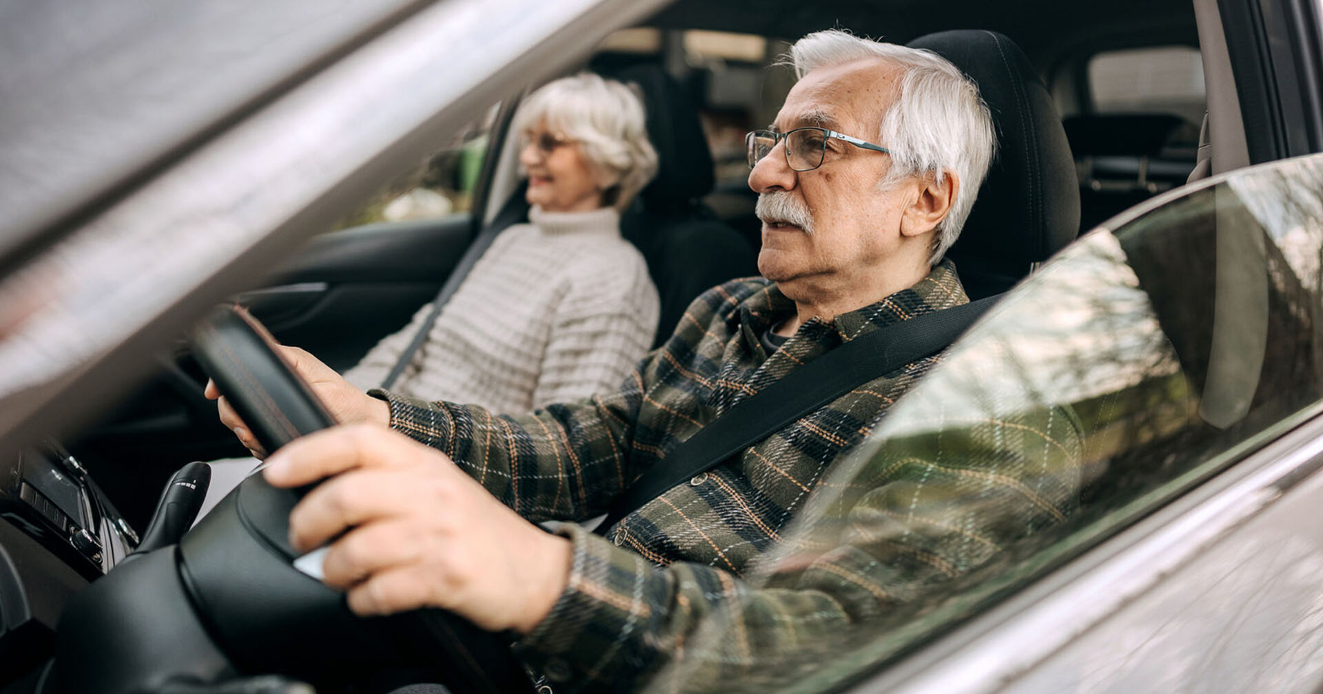 Älteres Ehepaar fährt mit dem Auto