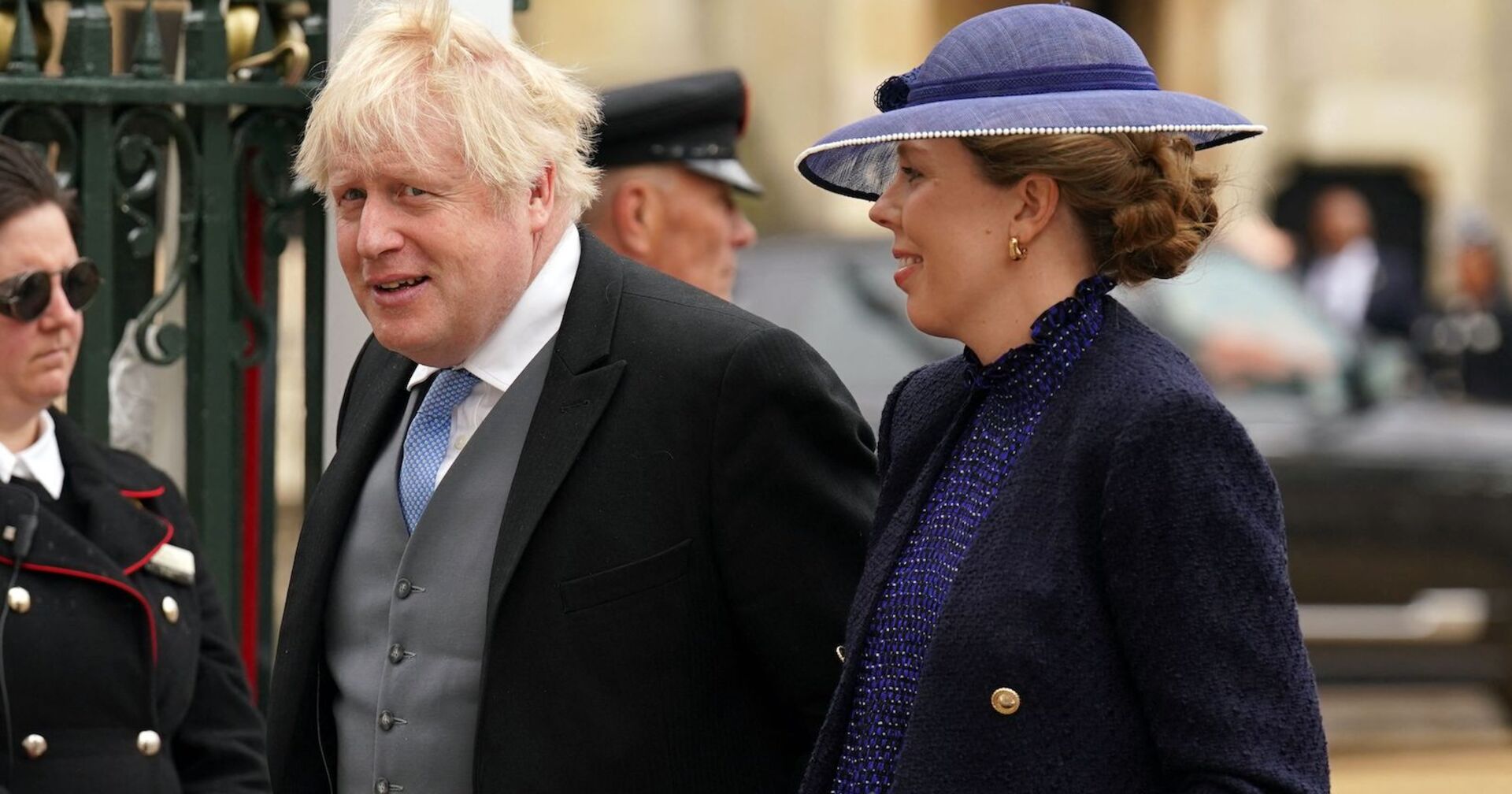 Boris und Carrie Johnson gehen in Festtagskleidung zur Krönung von König Charles | Credit: ANDREW MILLIGAN / AFP / picturedesk.com