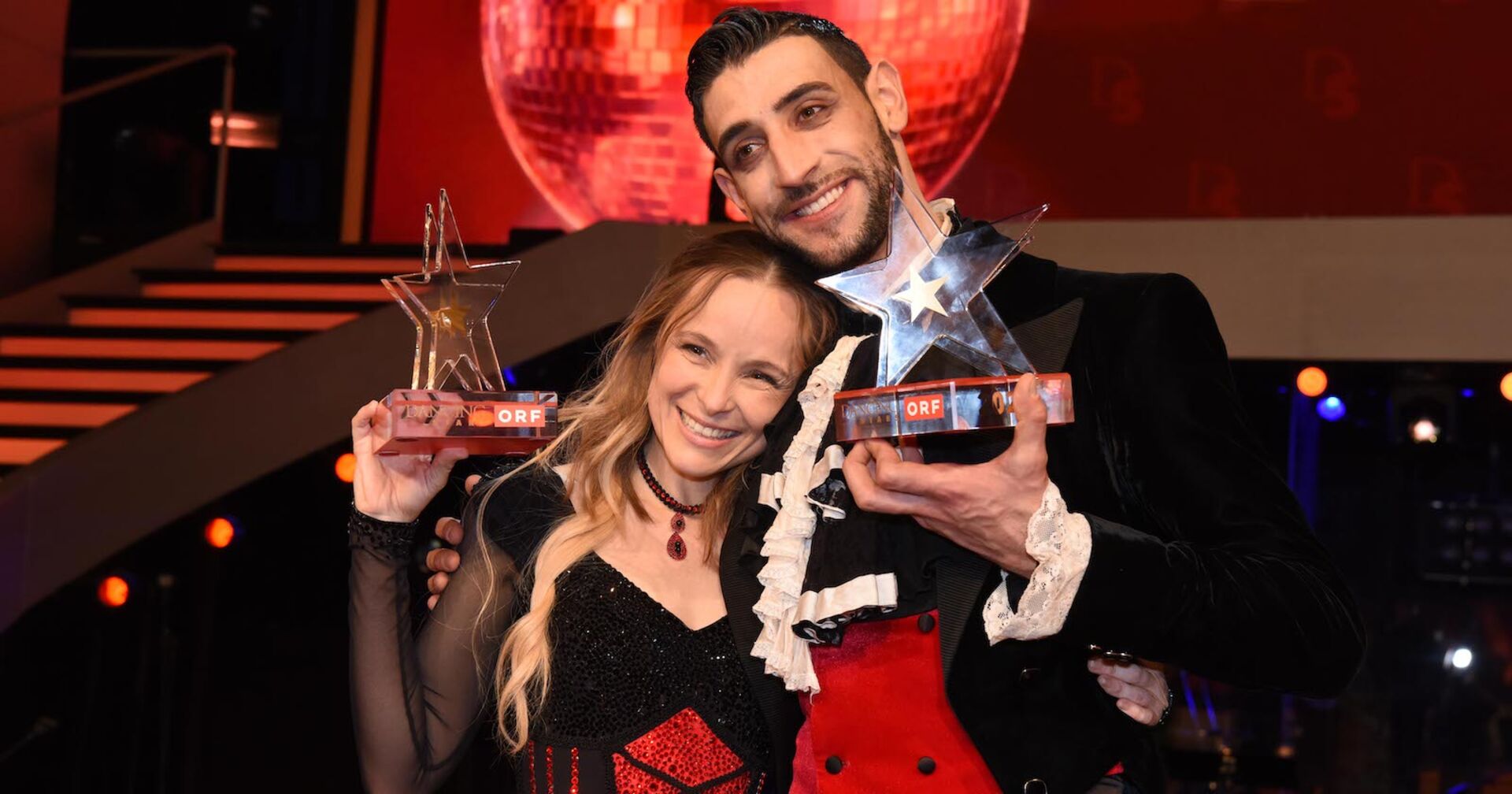 Missy May und Dimitar Stefanin am Tanzparkett mit den Dancing-Stars-Trophäen | Credit: Hubert Mican / picturedesk.com