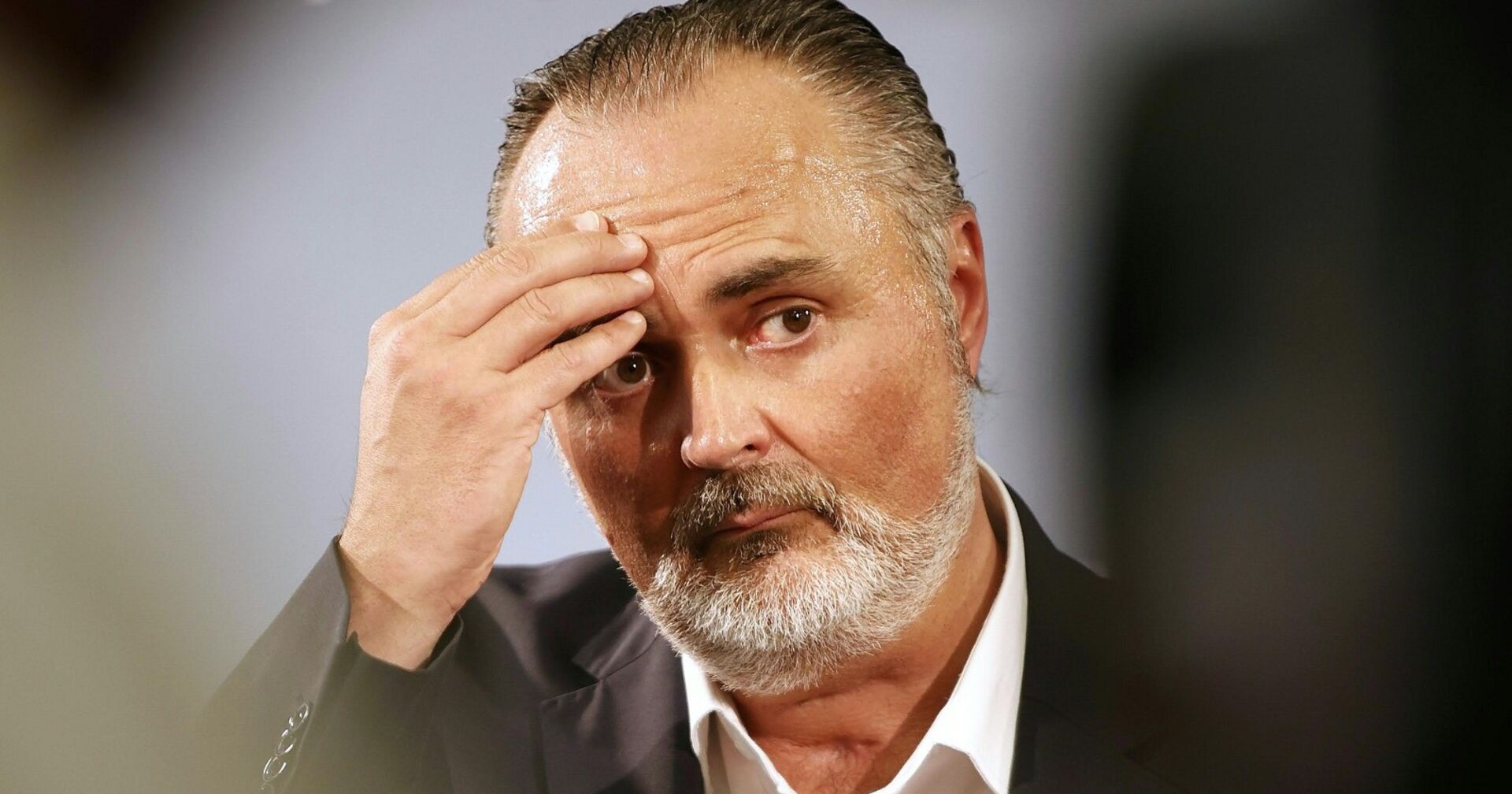 Hans-Peter Doskozil im Profil. Er greift sich an die Stirn