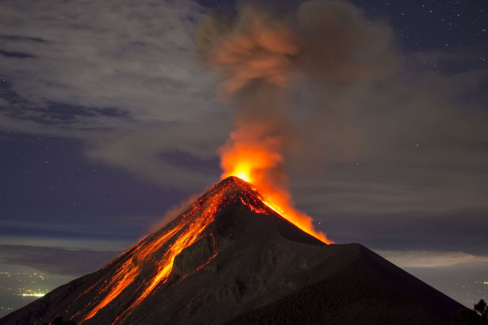 Aktiver Vulkan El Fuego | Credit: iStock.com/Francois Boudrias