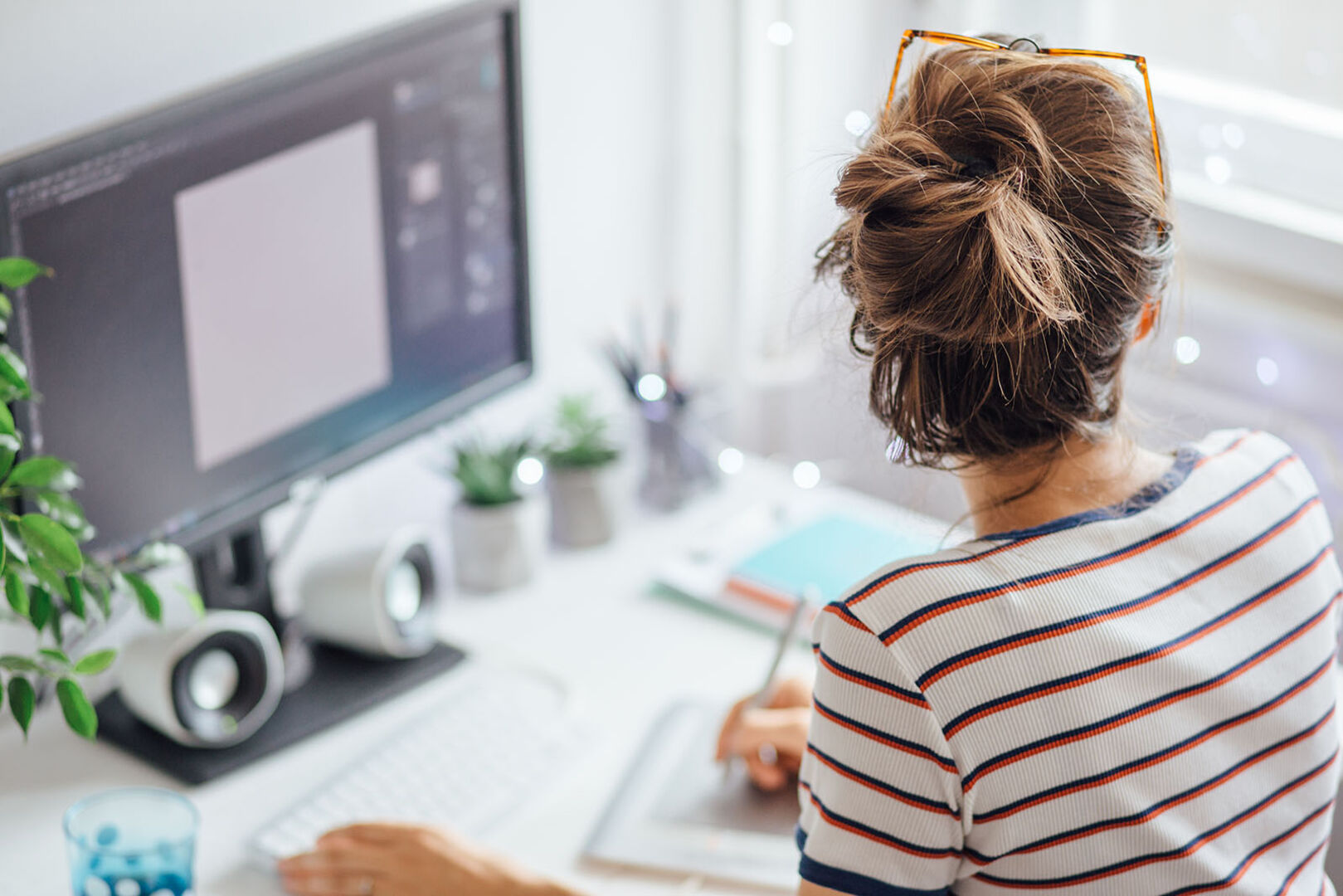 Frau sitzt zu Hause vor ihrem PC | Credit: iStock.com/petrunjela