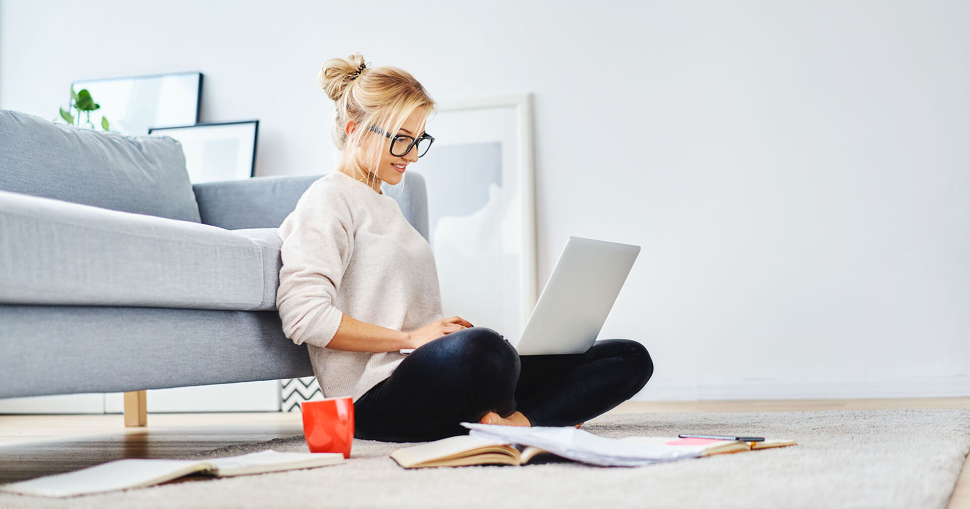Frau sitzt am Boden im Homeoffice | Credit: iStock.com/BartekSzewczyk