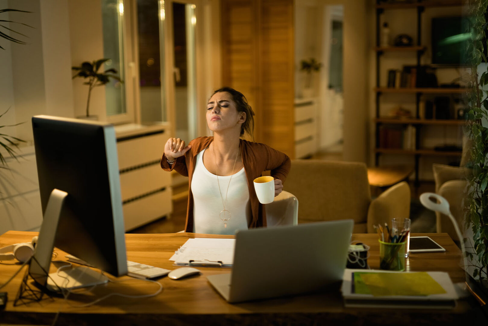 Frau sitzt zu Hause vor ihrem Notebook | Credit: iStock.com/Drazen Zigic