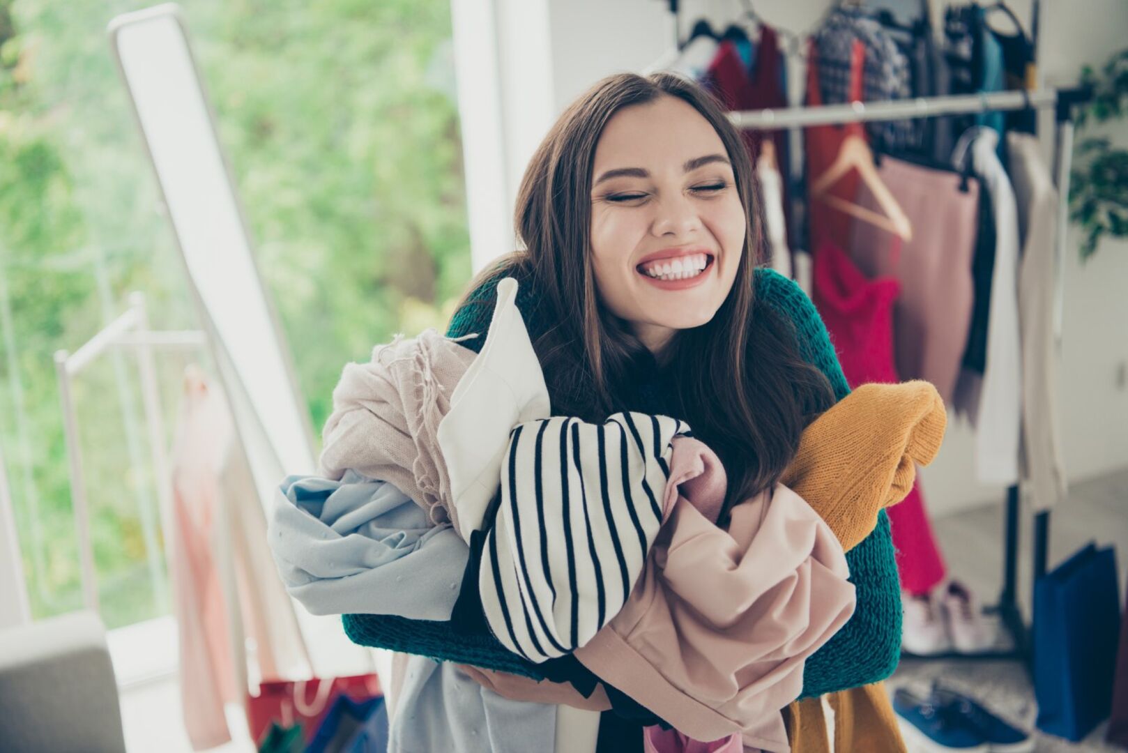 Frau freut sich über Kleidung | Credit: iStock.com/Deagreez