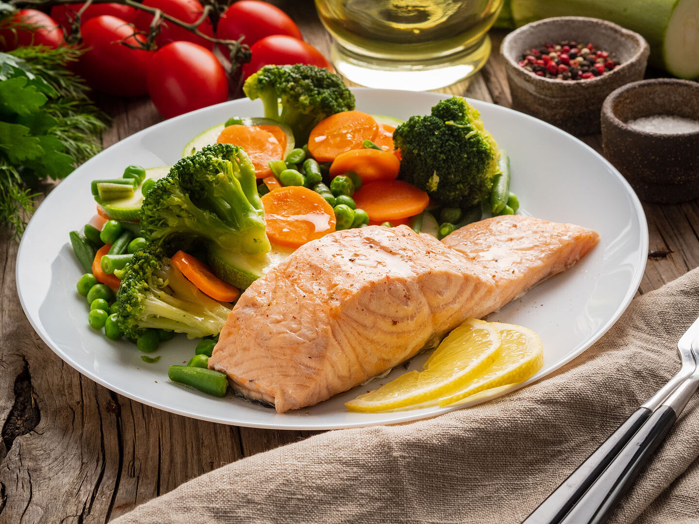 Gekochter Lachs auf einem Teller | Credit: iStock.com/NataBene