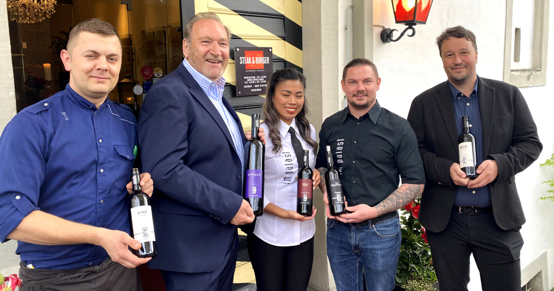 Das neue Palast Team als Gastgeber: Dariusz Szemis (Küchenchef), mit Winzer Walter Kirnbauer, Anina  Ocampo (Serviceleitung) Phillip Jabornig (operative GL), M