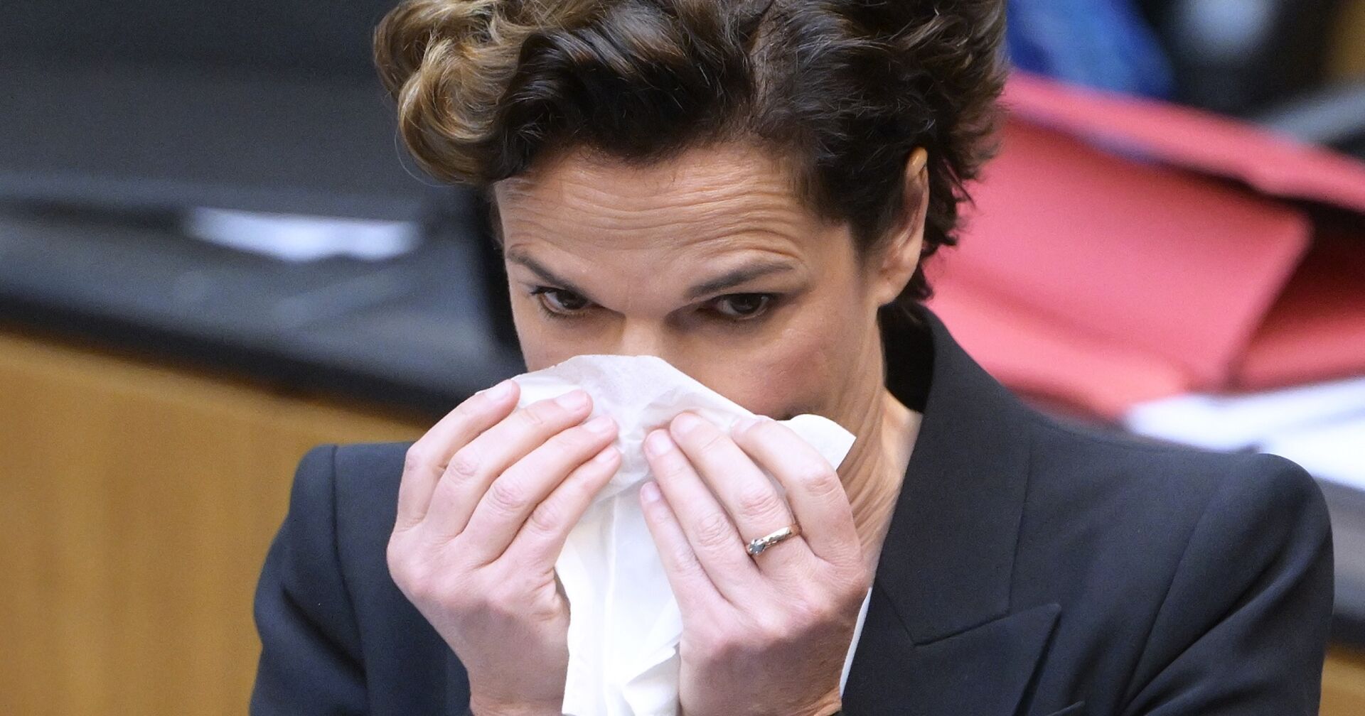 Rendi-Wagner putzt sich die Nase im Parlament