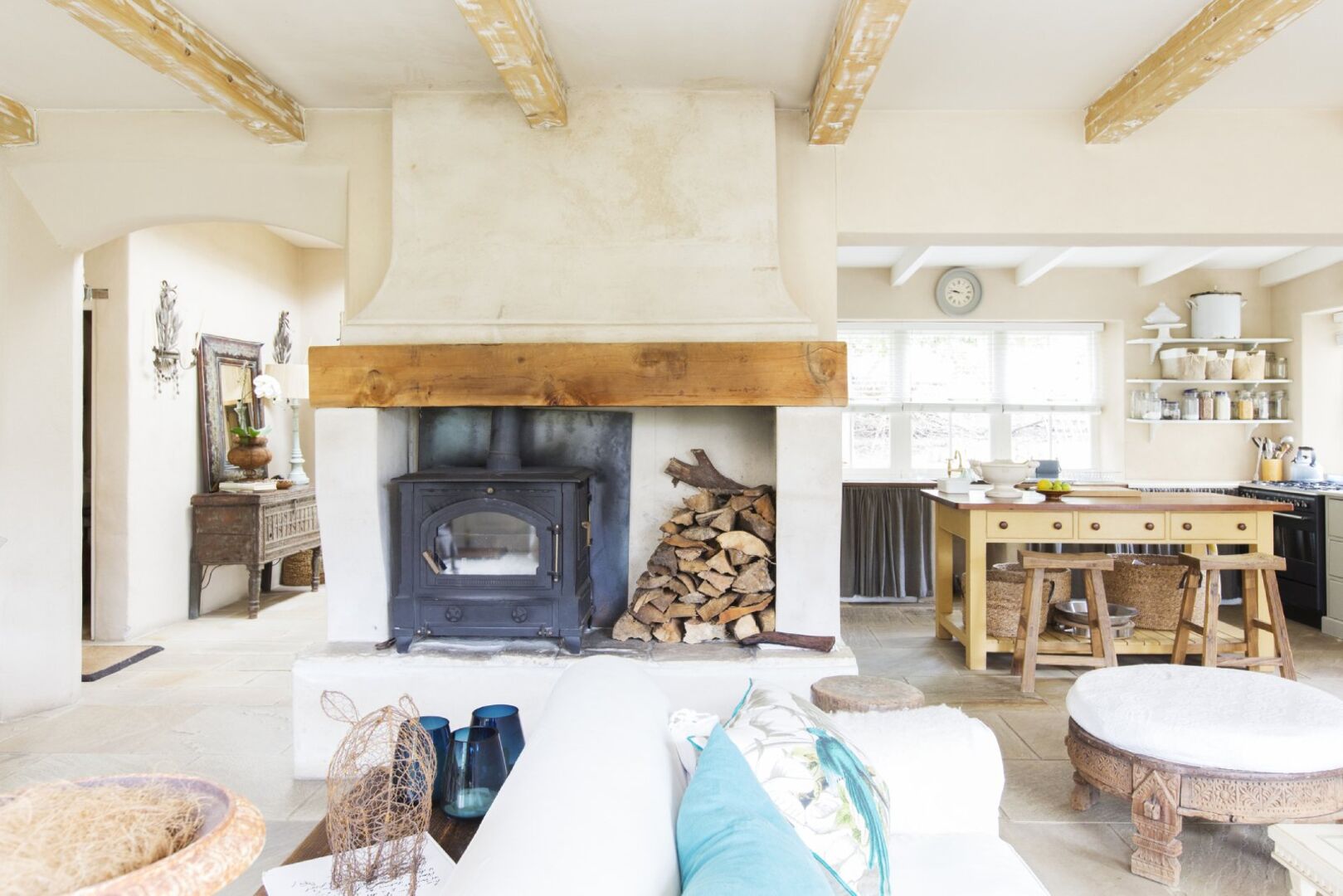 Holzkamin im Schweizer Chalet-Look | Credit: iStock.com/Astronaut Images