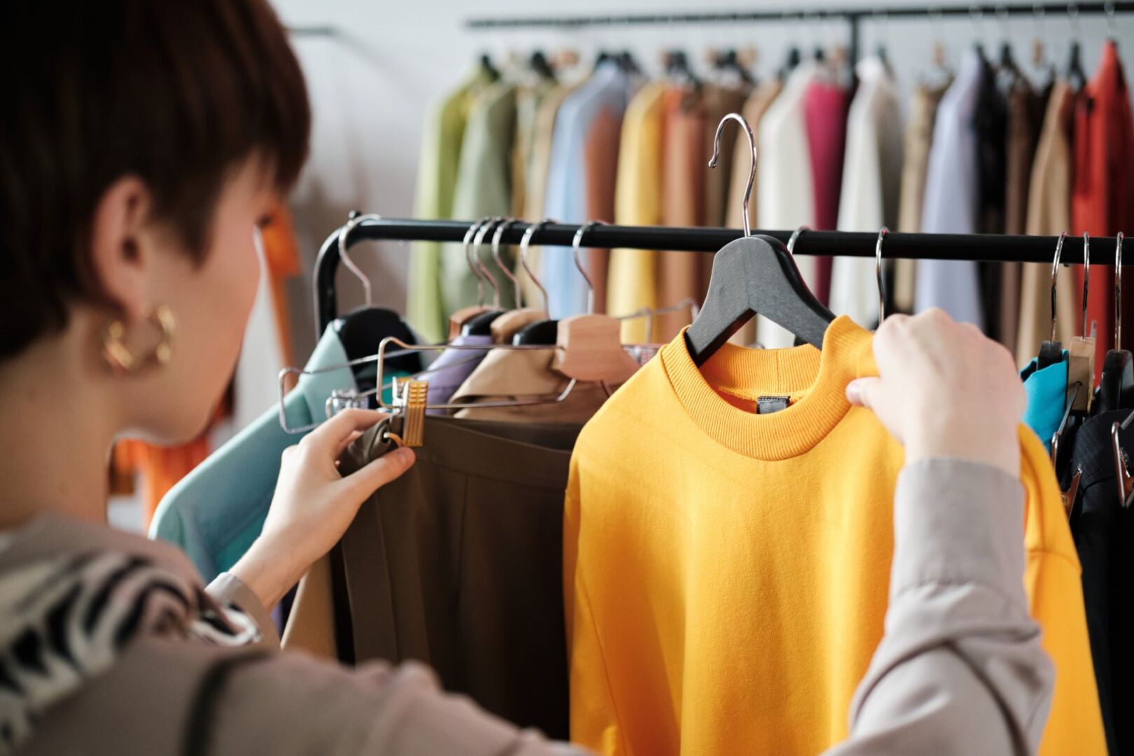 Frau beim Second-Hand-Shoppen | Credit: iStock.com/AnnaStills