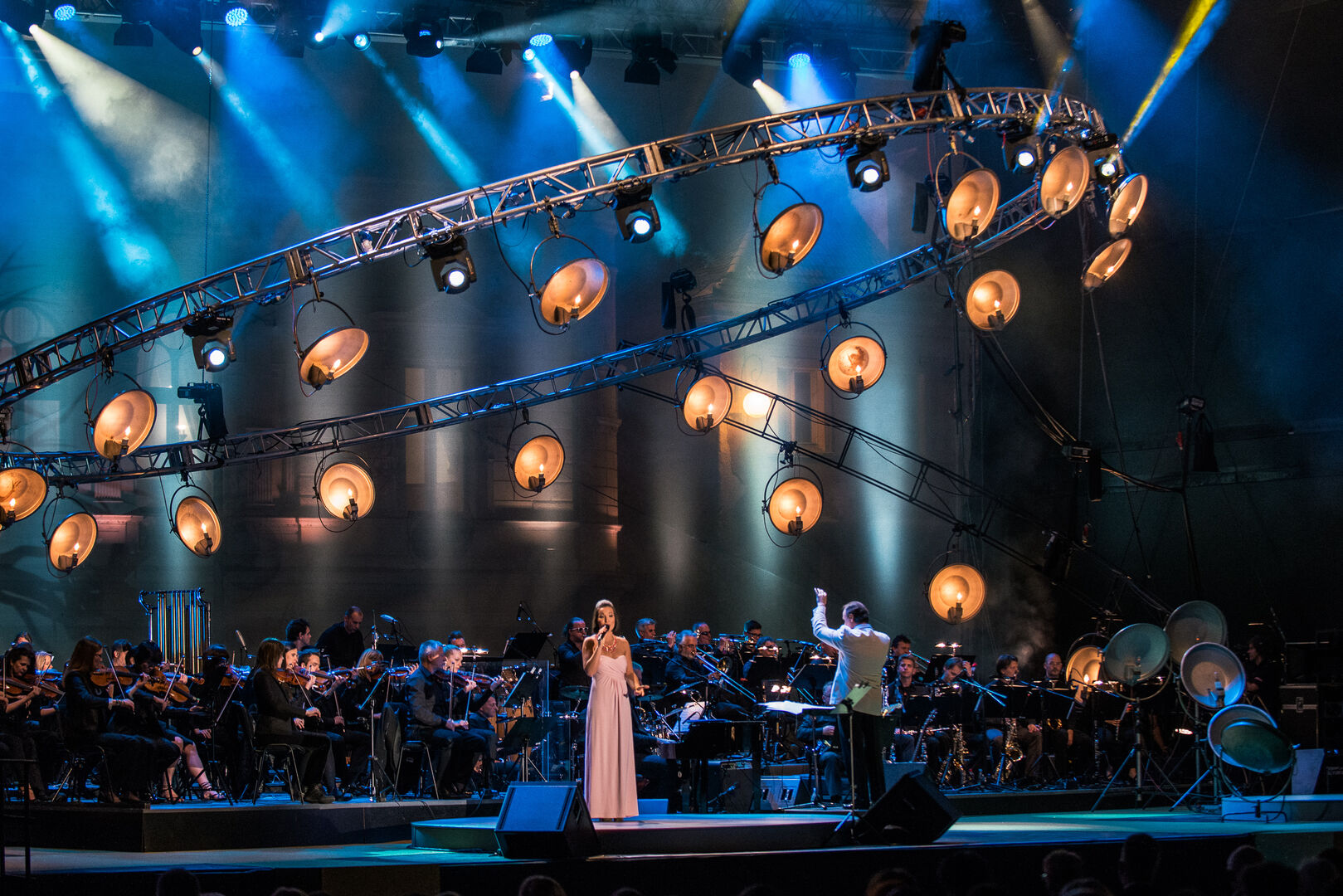 Sängerin auf Bühne mit Orchester