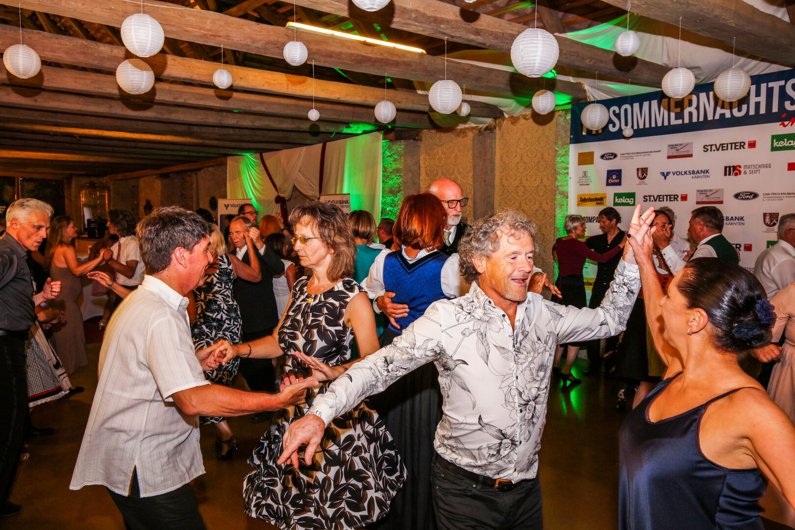 Sommernachtsball-Gäste auf der Tanzfläche