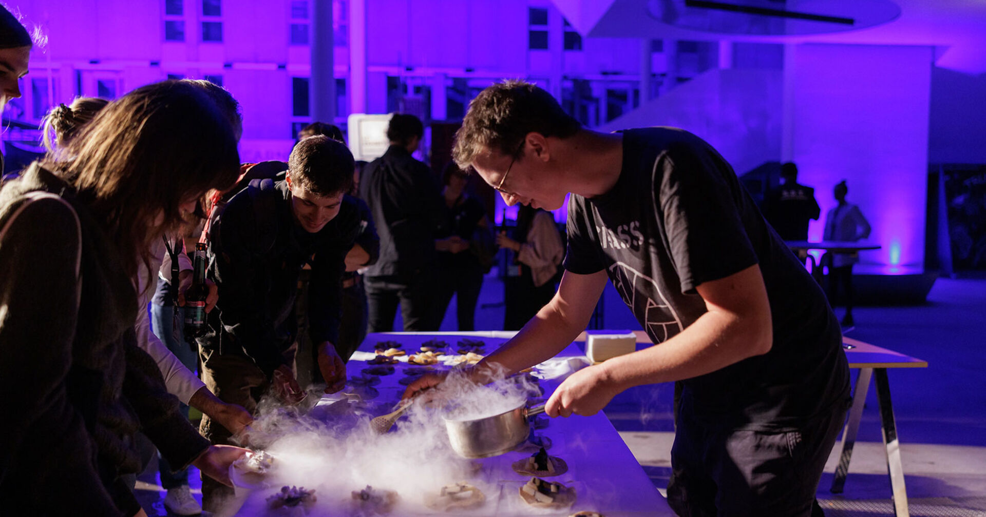 Besucherinnen und Besucher verfolgen gebannt ein Experiment im Ars Electronica Center in Linz | Credit: Ars Electronica Linz GmbH &amp; Co KG