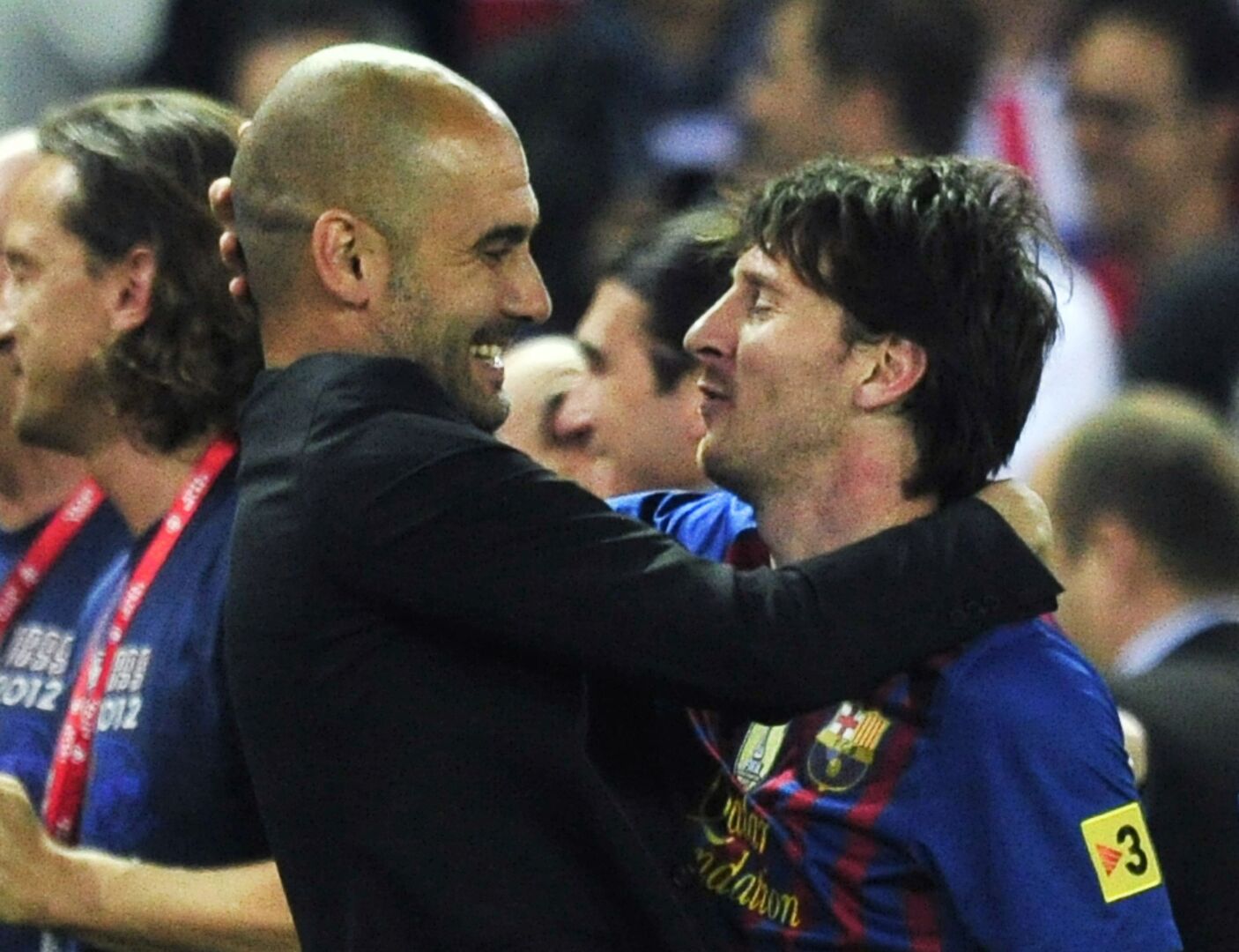 Pep Guardiola, der Lionel Messi auf dem Spielfeld umarmt