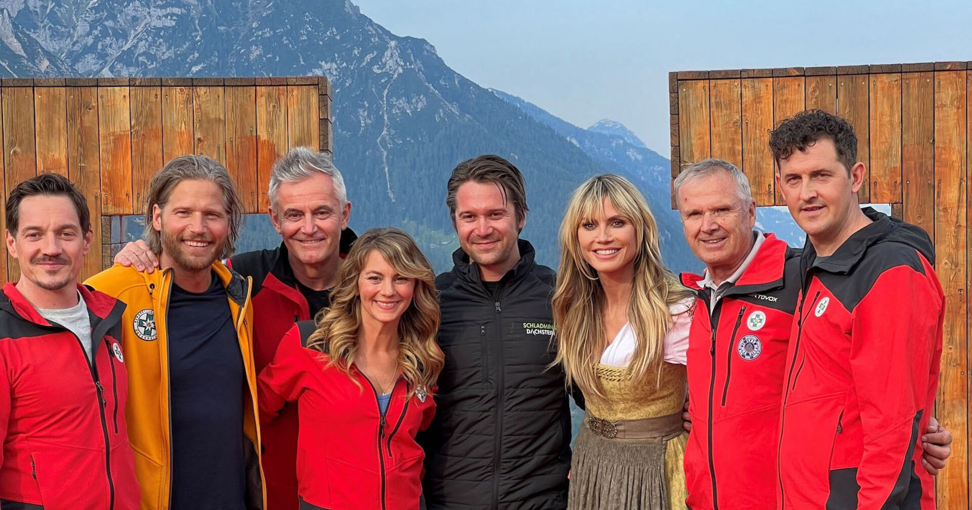 Heidi Klum posiert mit sechs Bergrettern.