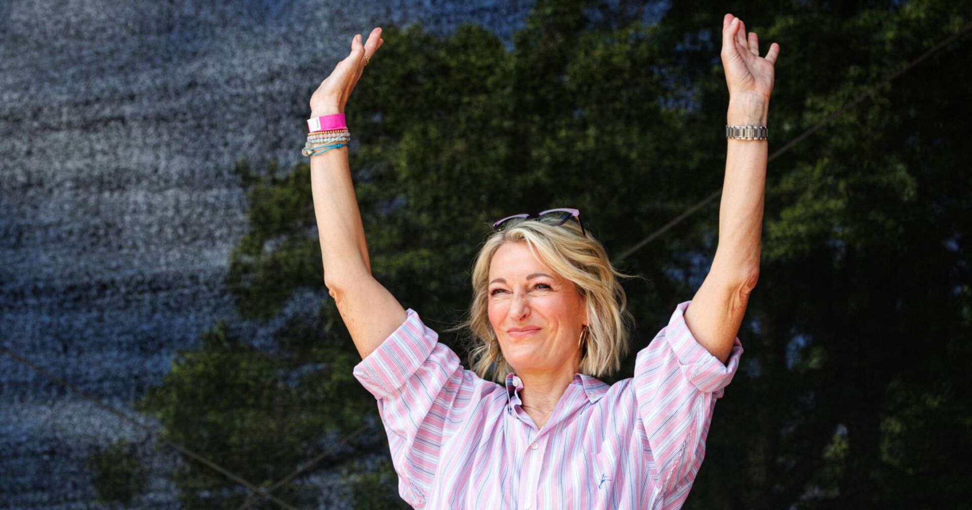 Moniak Gruber hebt ihre Hände in die Höhe