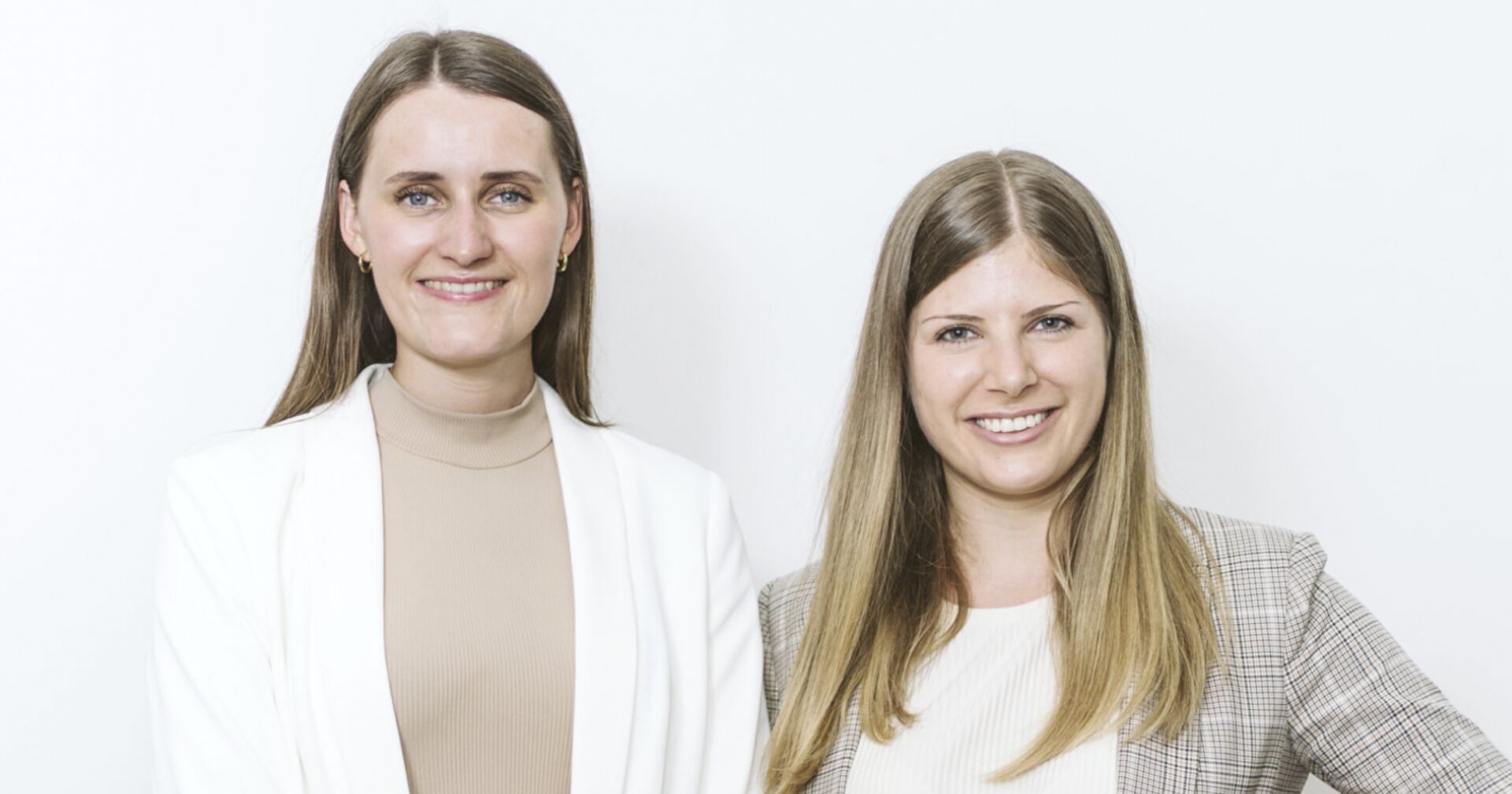 Porträt von zwei jungen Frauen nebeneinander