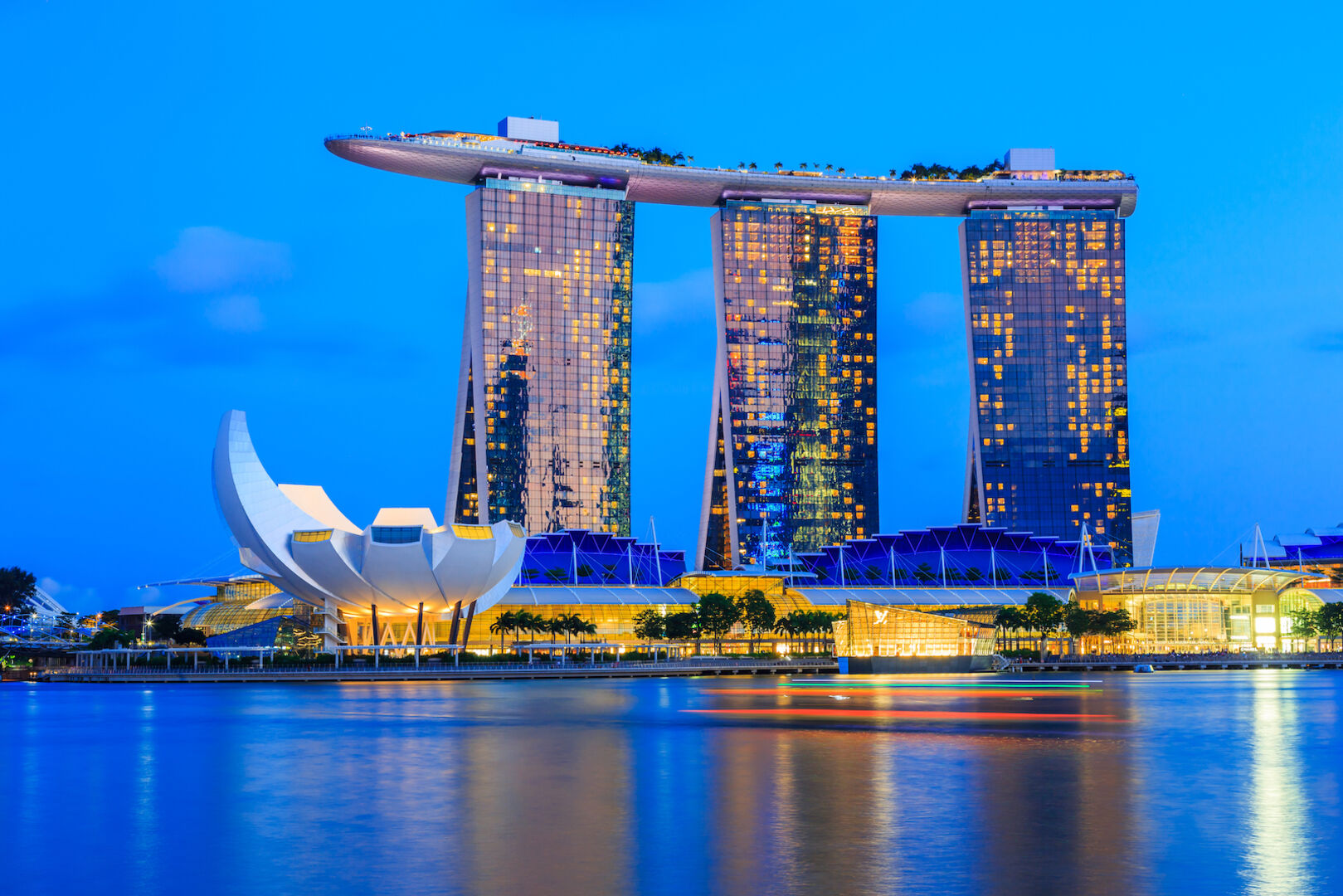 Hotel Marina Bay Sands in Singapur – drei Hoteltürme, über denen die Dachterrasse mit Pool schwebt