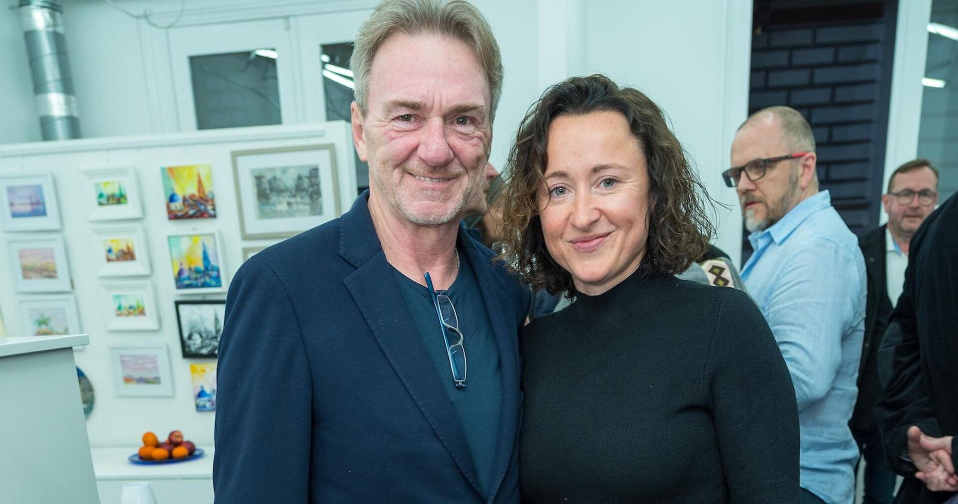 Ein Mann und eine Frau lächeln in die Kamera.