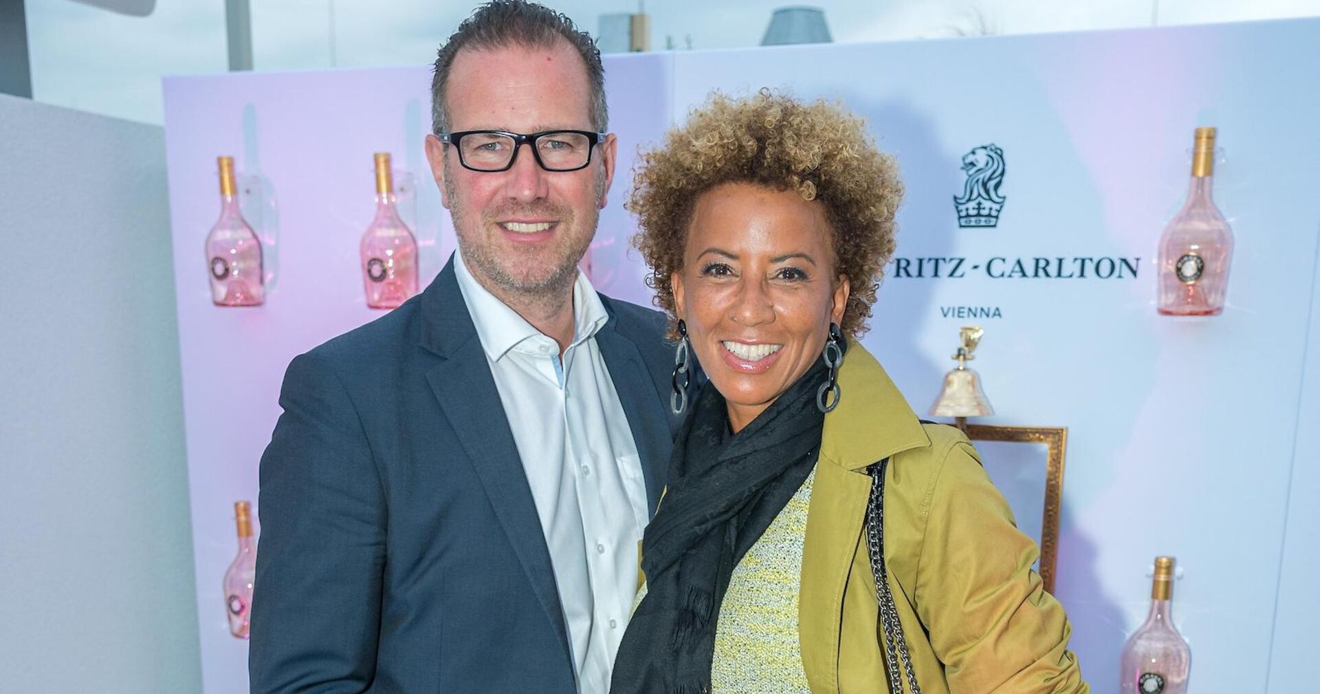 Ein Pärchen strahlt in die Kamera