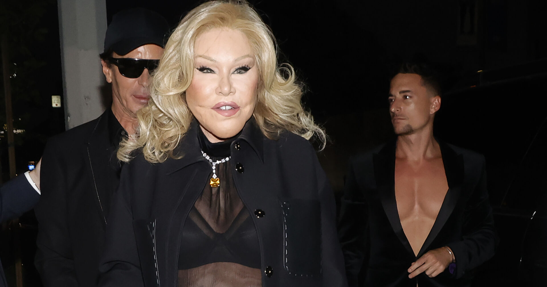 Eine sehr stark operierte Frau mit blonden Haaren