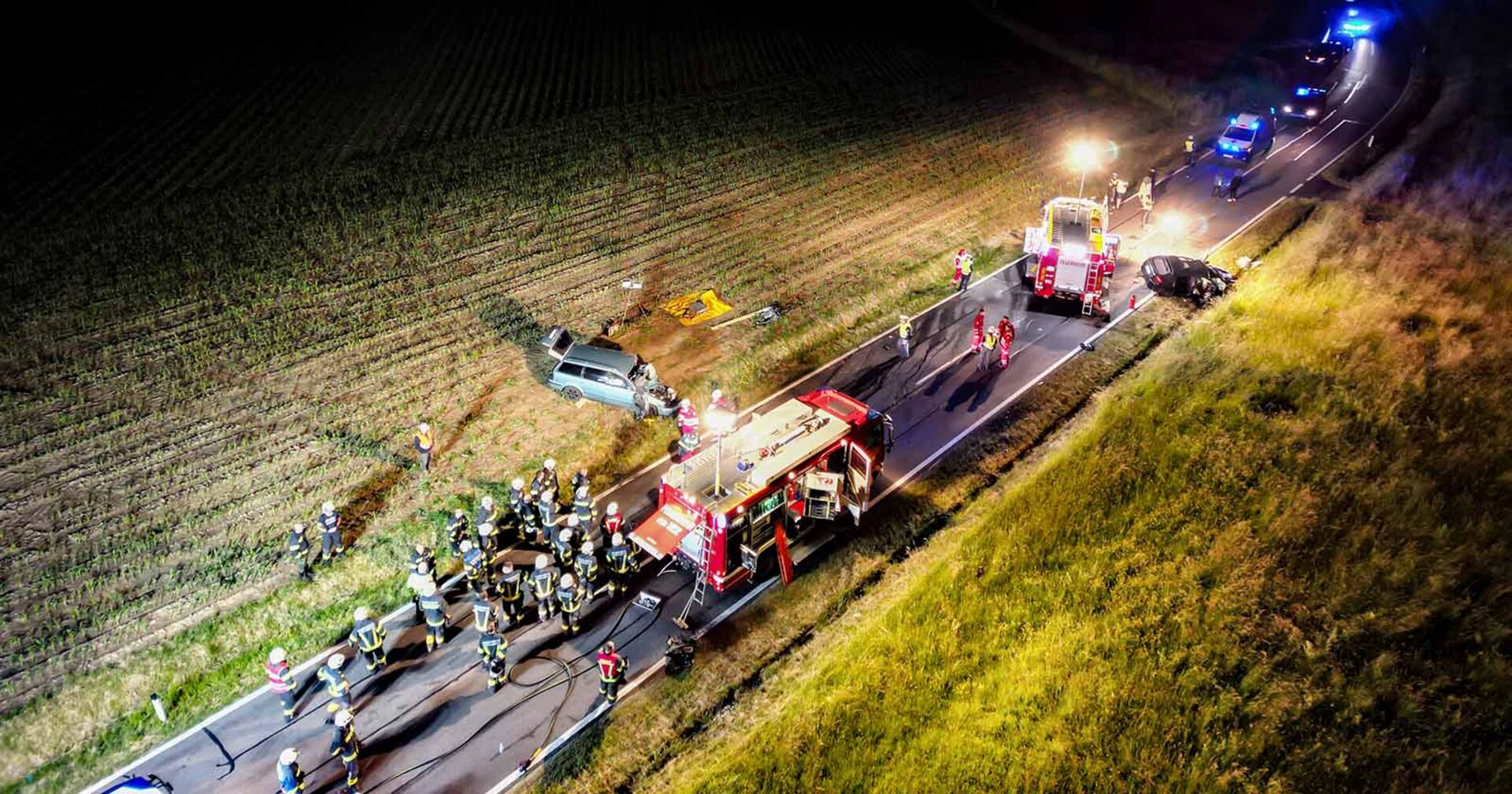 Die Unfallstelle auf der Weitrager Landesstraße. Polizei und Rettung sind vor Ort.