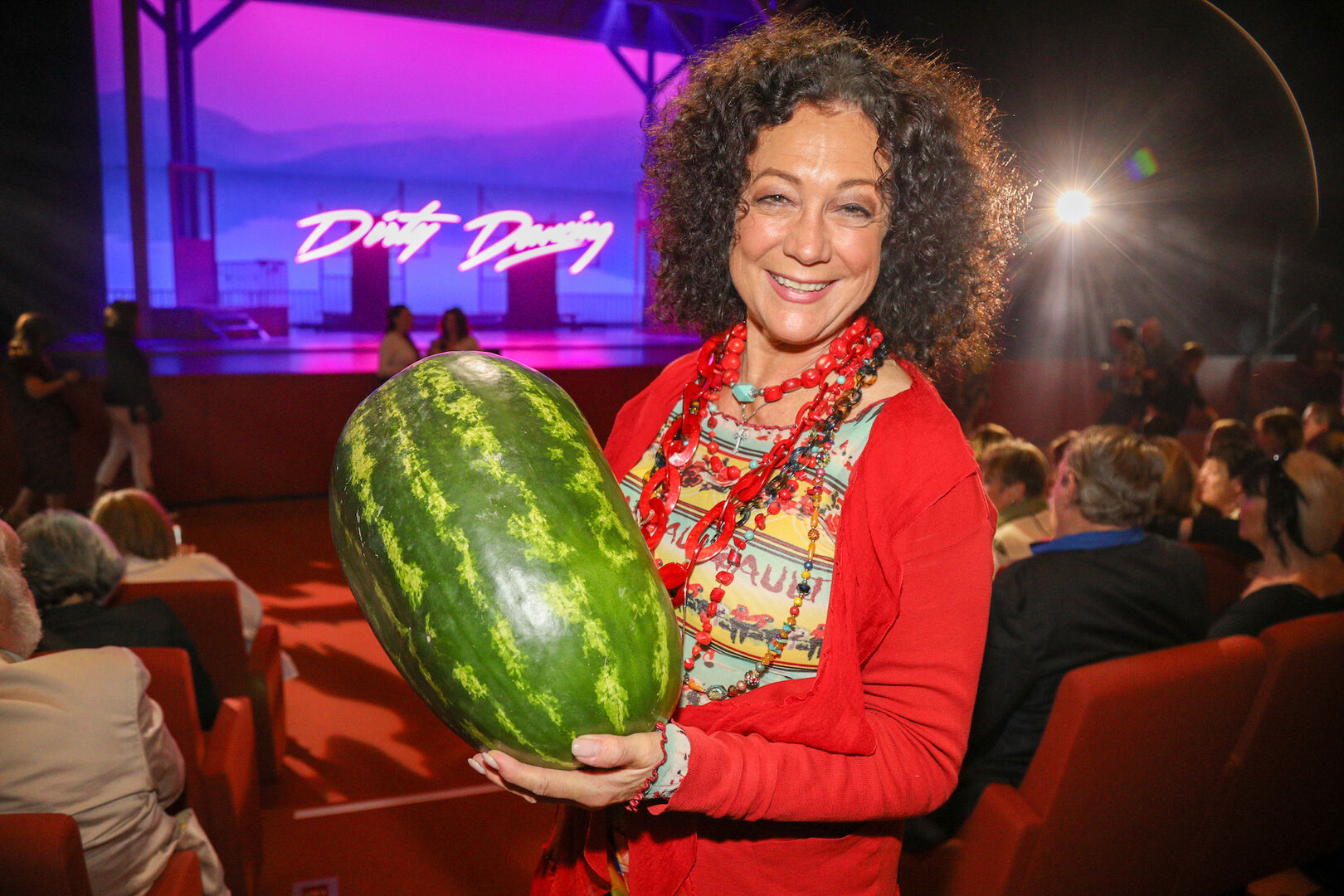 Barbara Wussow hält eine Melone in der Hand.