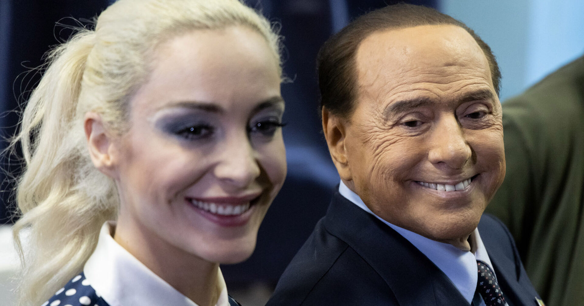 Der verstorbene Silvio Berlusconi mit einer platinblond gefärbten viel jüngeren Frau