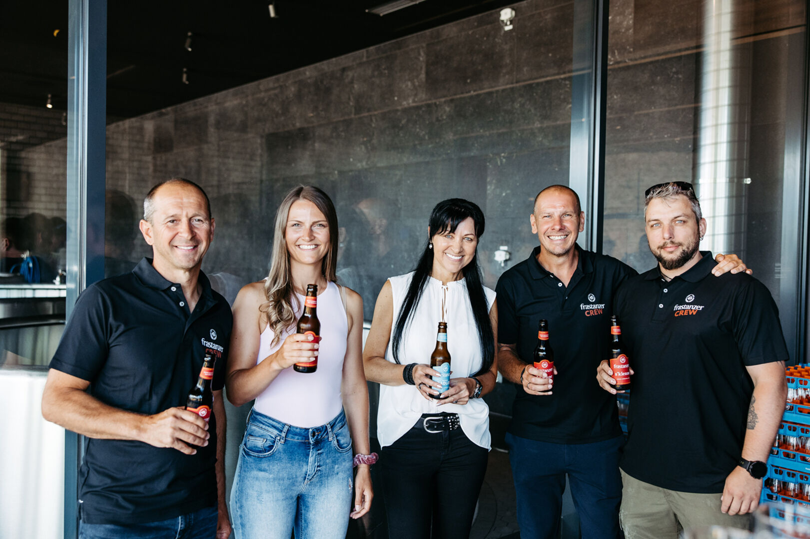 Kurt Michelini, GF der Brauerei Frastanz, Olivia Penz, Marketing Mohrenbrauerei (v.l.), und die Crew der Brauerei Frastanz empfingen die Gäste in Frastanz.