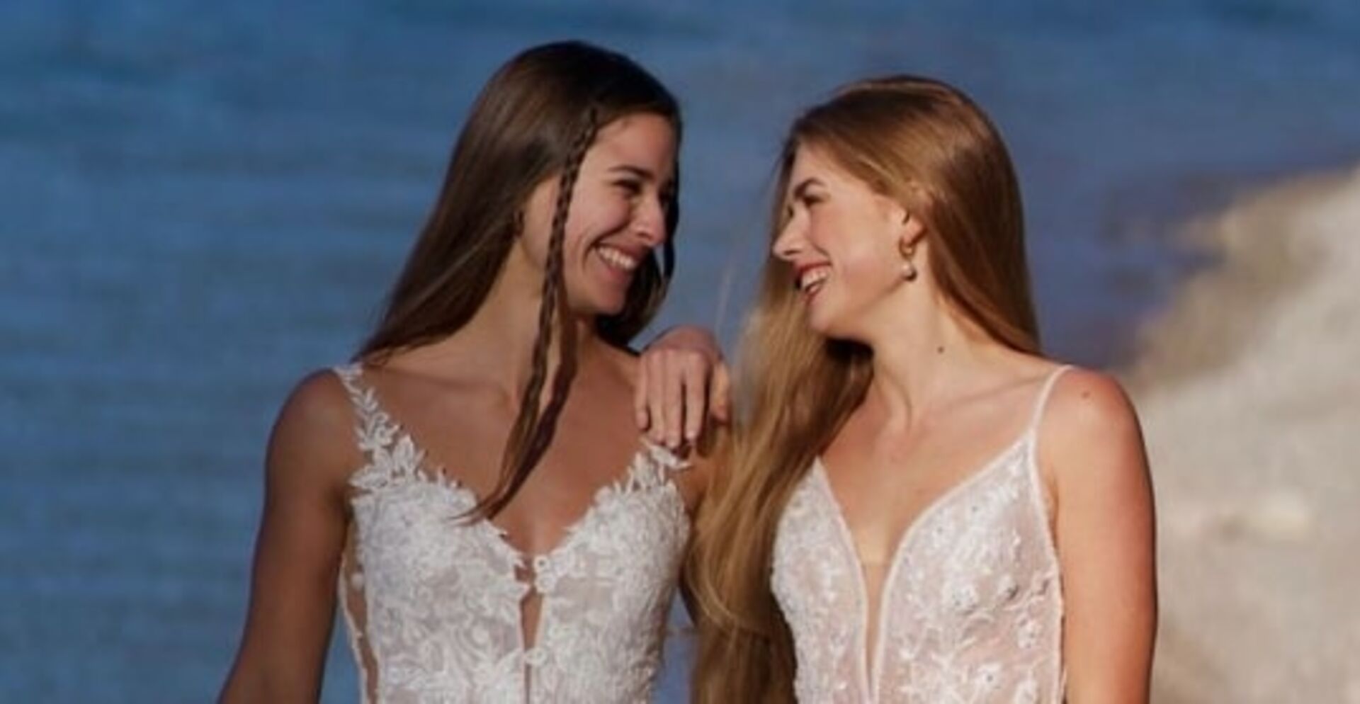 Stella und Anna in weißen Kleidern