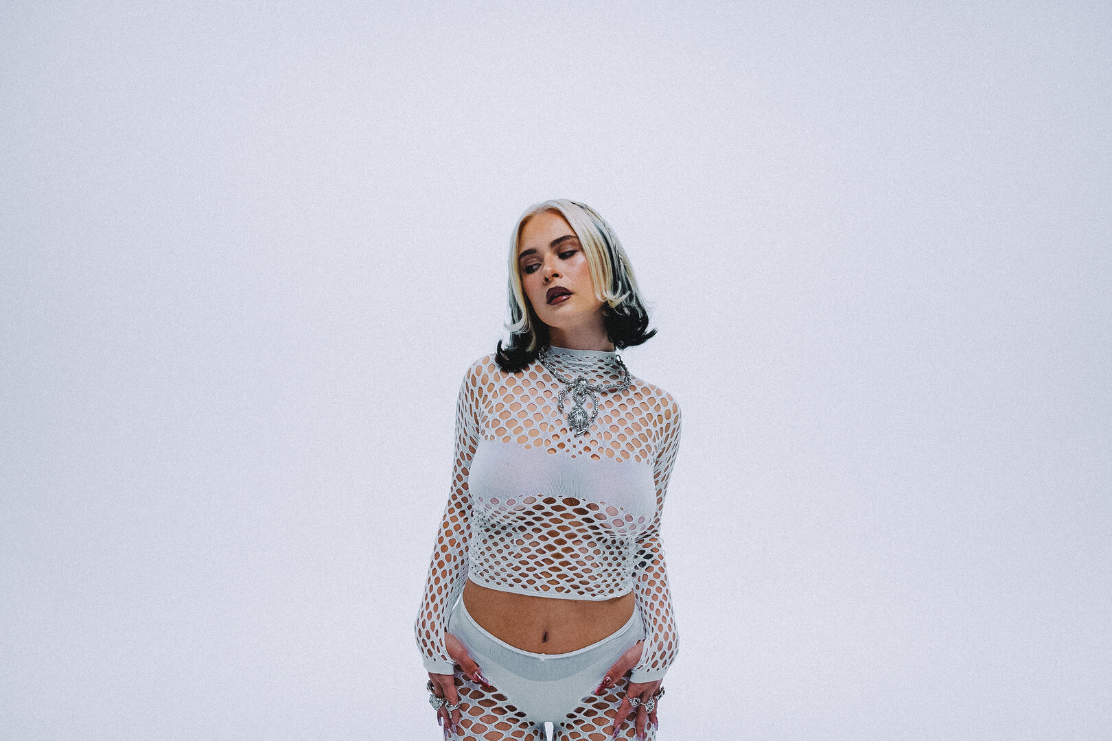 Mathea im weißen Netz-Outfit