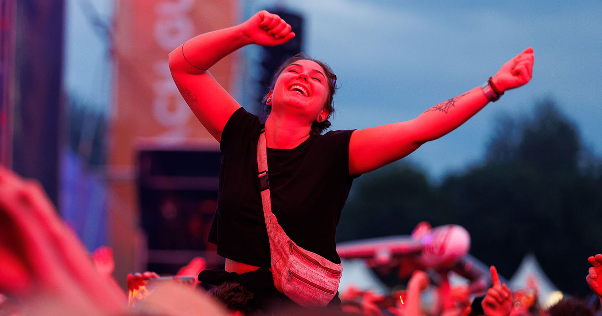 Eine Besucherin während eines Konzertes von Sänger Umberto Tozzi auf der Festbühne des 39. Donauinselfestes