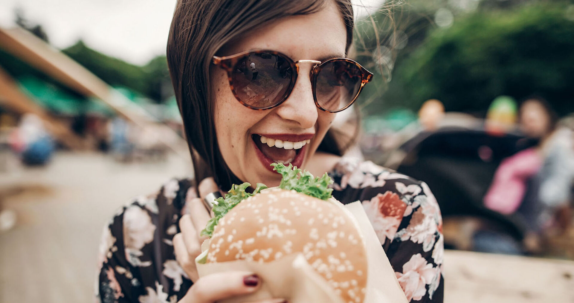 Frau freut sich über Burger am Street Food Festival